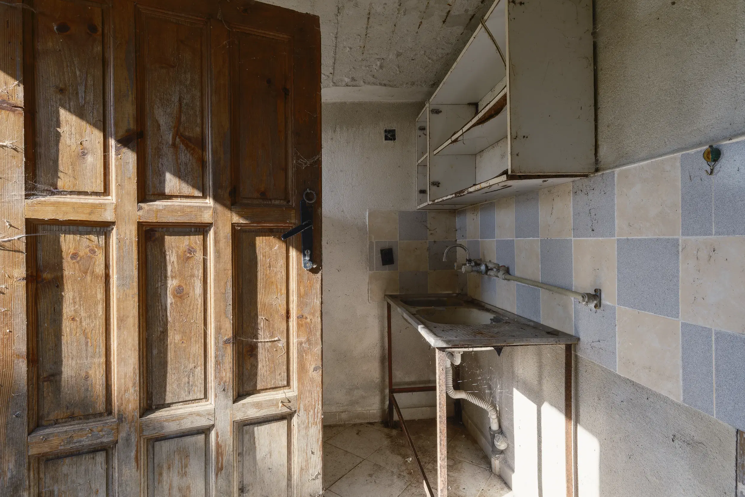 Perceel van 1.364 m² met gezinswoning en bijgebouwen in Damyanovo, Gabrovo - Bulgarije
