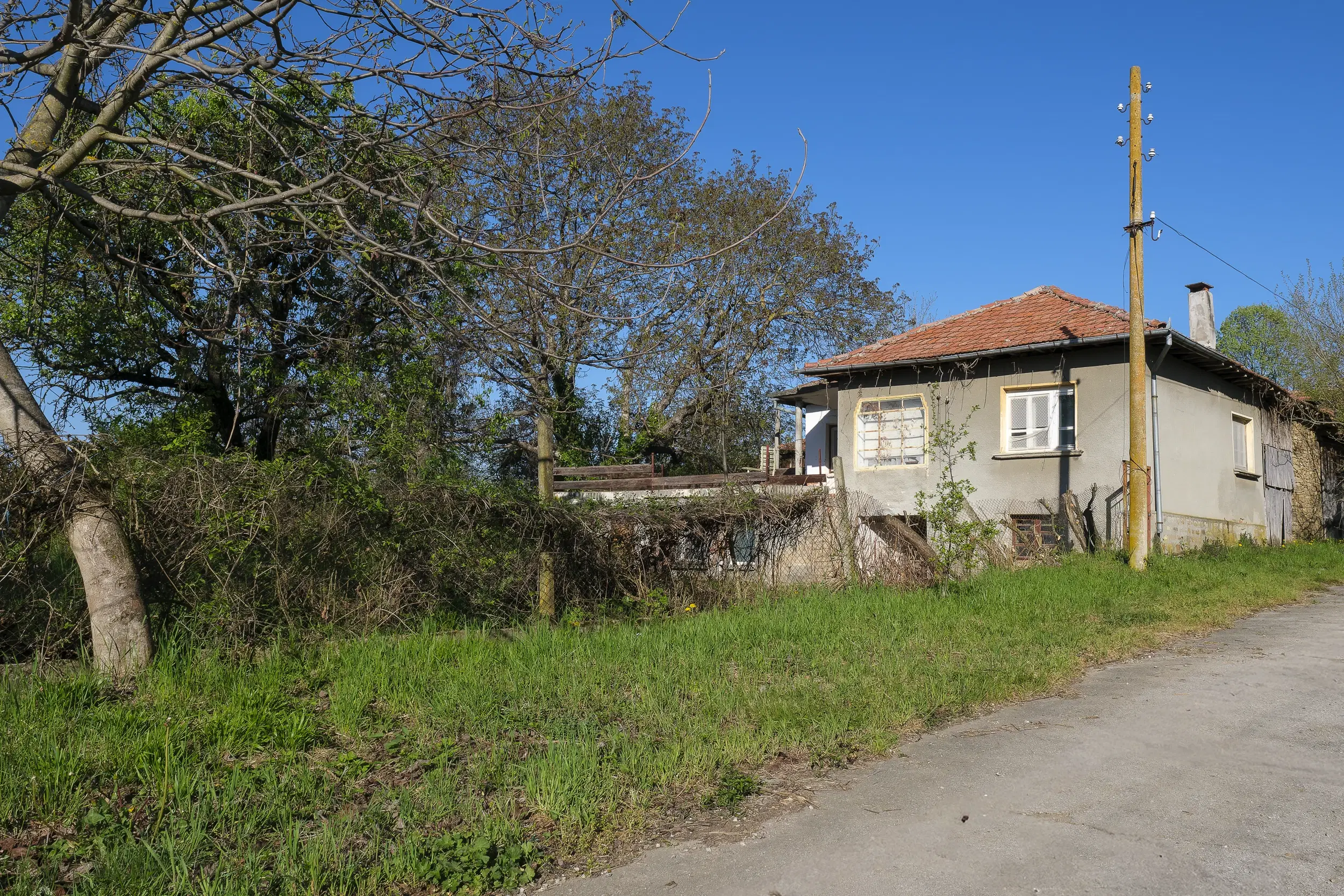 Perceel van 1.364 m² met gezinswoning en bijgebouwen in Damyanovo, Gabrovo - Bulgarije