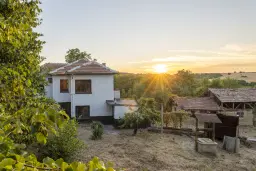 Perceel van 7.857 m² met 2-verdiepingen gezinswoning en bijgebouwen, met uitzicht nabij Veliko Tarnovo - Bulgarije
