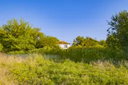 Perceel van 7.857 m² met 2-verdiepingen gezinswoning en bijgebouwen, met uitzicht nabij Veliko Tarnovo - Bulgarije