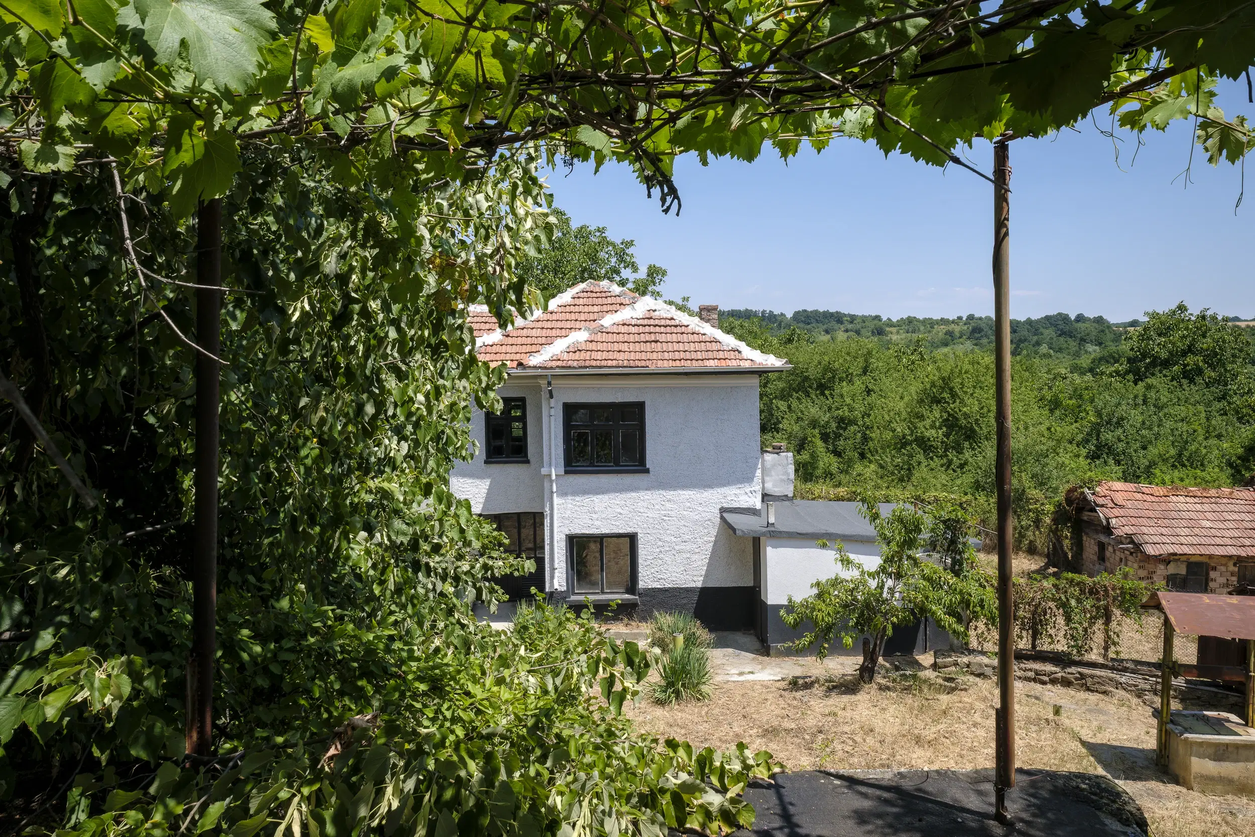 Perceel van 7.857 m² met 2-verdiepingen gezinswoning en bijgebouwen, met uitzicht nabij Veliko Tarnovo - Bulgarije