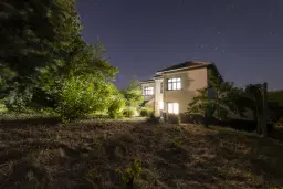 Perceel van 7.857 m² met 2-verdiepingen gezinswoning en bijgebouwen, met uitzicht nabij Veliko Tarnovo - Bulgarije