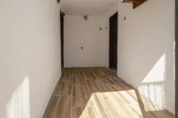 Perceel van 7.857 m² met 2-verdiepingen gezinswoning en bijgebouwen, met uitzicht nabij Veliko Tarnovo - Bulgarije