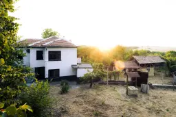 Perceel van 7.857 m² met 2-verdiepingen gezinswoning en bijgebouwen, met uitzicht nabij Veliko Tarnovo - Bulgarije