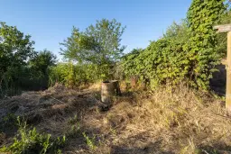 Perceel van 7.857 m² met 2-verdiepingen gezinswoning en bijgebouwen, met uitzicht nabij Veliko Tarnovo - Bulgarije