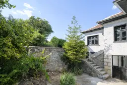 Perceel van 7.857 m² met 2-verdiepingen gezinswoning en bijgebouwen, met uitzicht nabij Veliko Tarnovo - Bulgarije