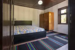 Perceel van 7.857 m² met 2-verdiepingen gezinswoning en bijgebouwen, met uitzicht nabij Veliko Tarnovo - Bulgarije