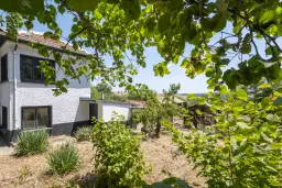 Perceel van 7.857 m² met 2-verdiepingen gezinswoning en bijgebouwen, met uitzicht nabij Veliko Tarnovo - Bulgarije