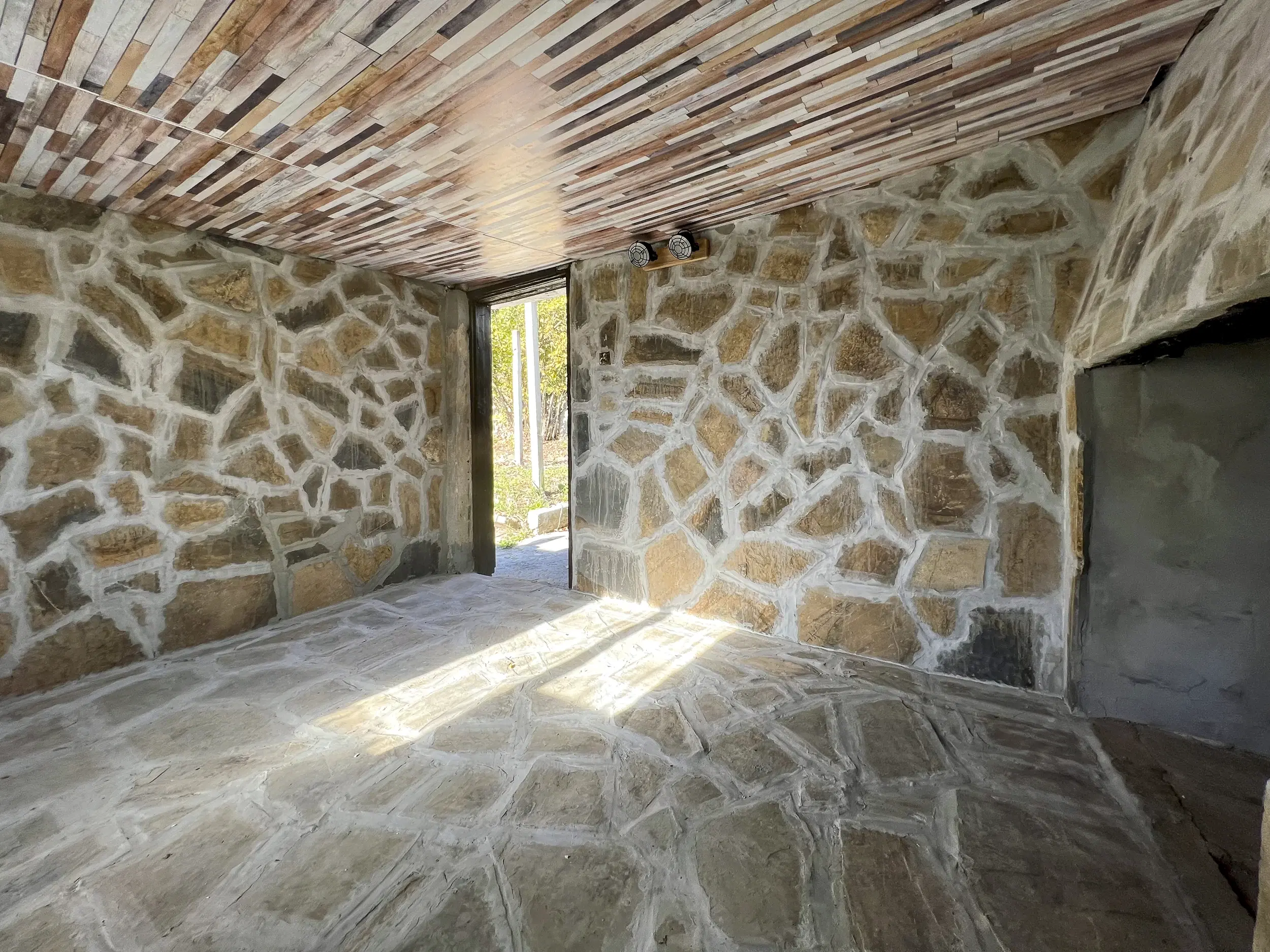 Perceel van 7.857 m² met 2-verdiepingen gezinswoning en bijgebouwen, met uitzicht nabij Veliko Tarnovo - Bulgarije