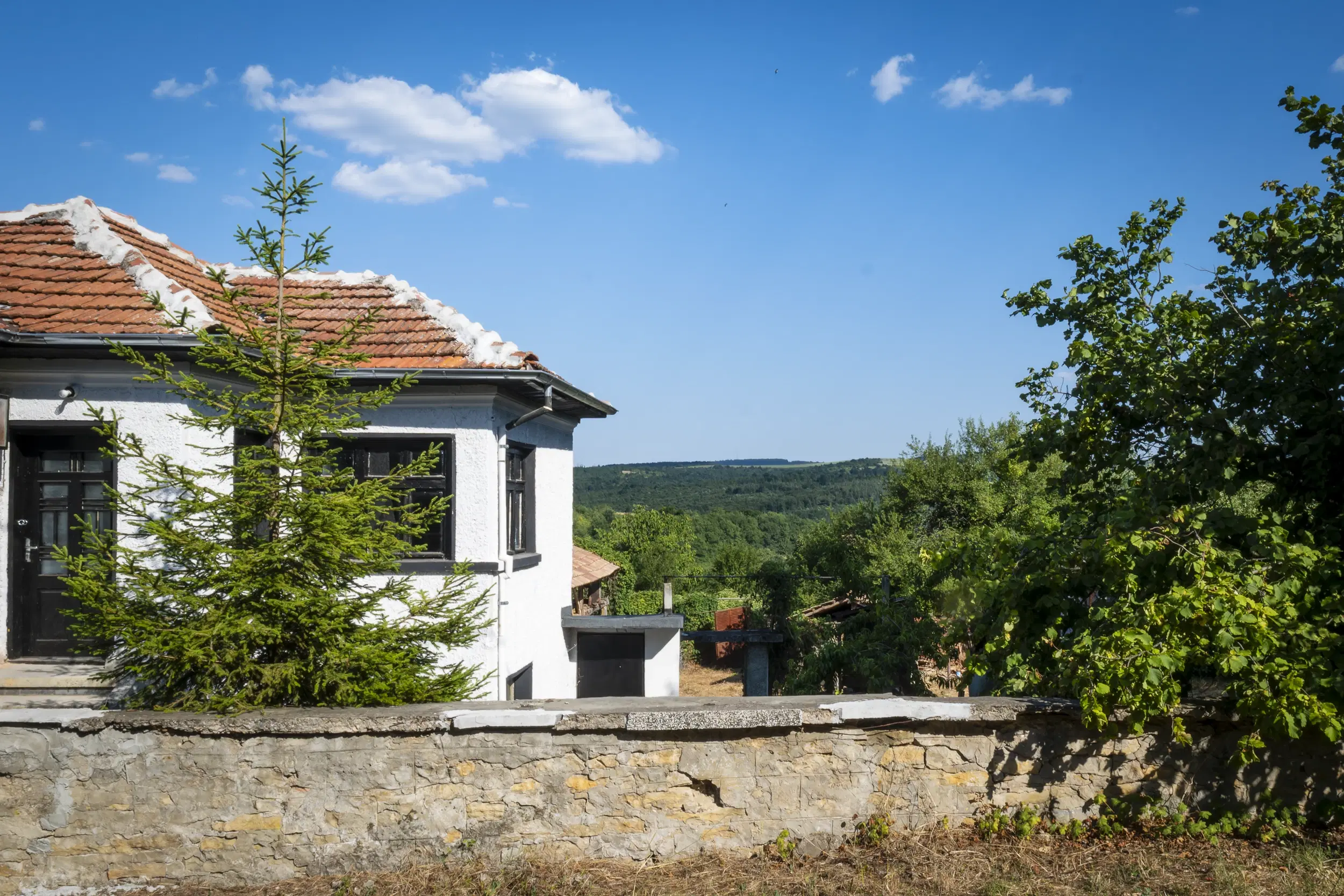 Perceel van 7.857 m² met 2-verdiepingen gezinswoning en bijgebouwen, met uitzicht nabij Veliko Tarnovo - Bulgarije