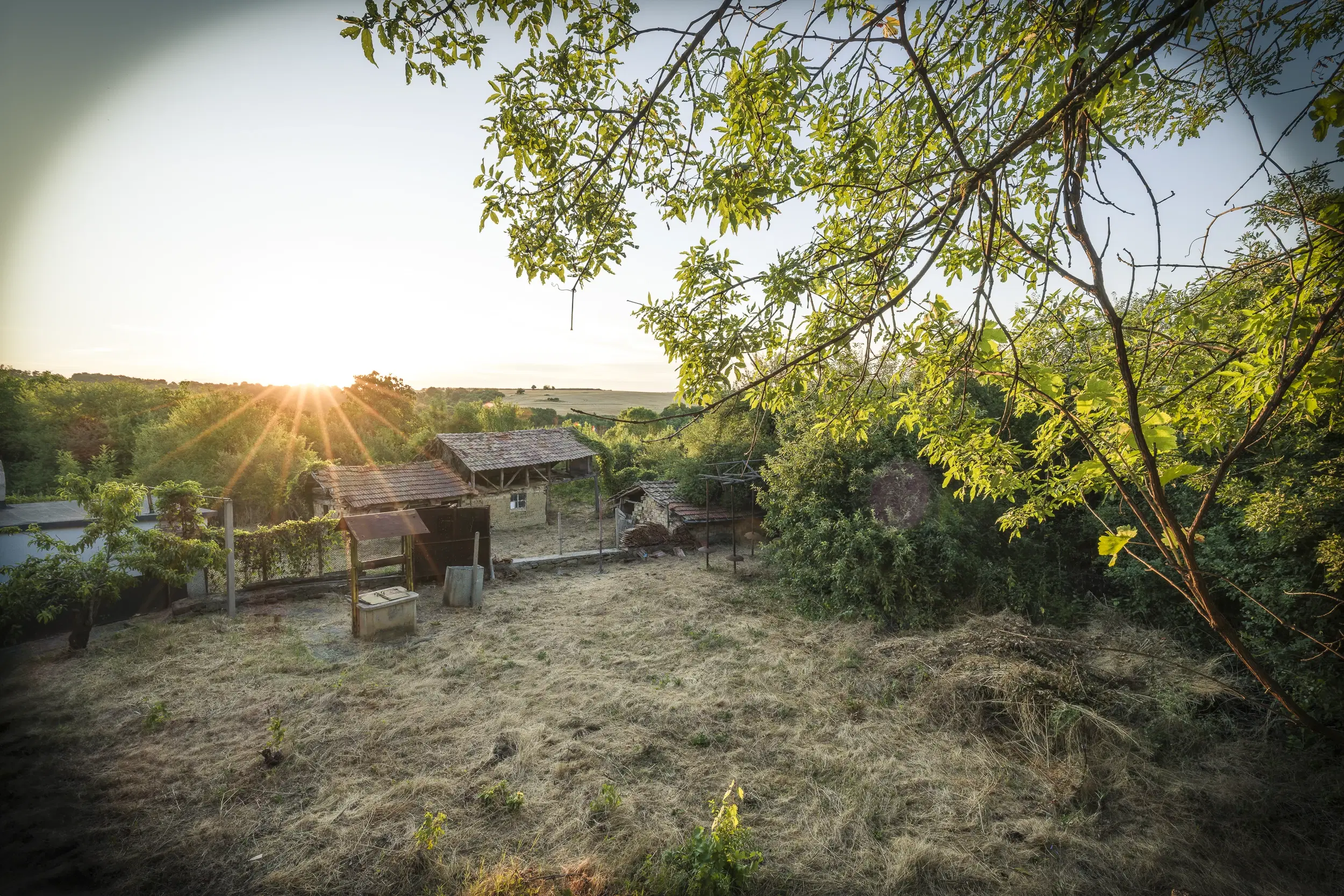 Perceel van 7.857 m² met 2-verdiepingen gezinswoning en bijgebouwen, met uitzicht nabij Veliko Tarnovo - Bulgarije