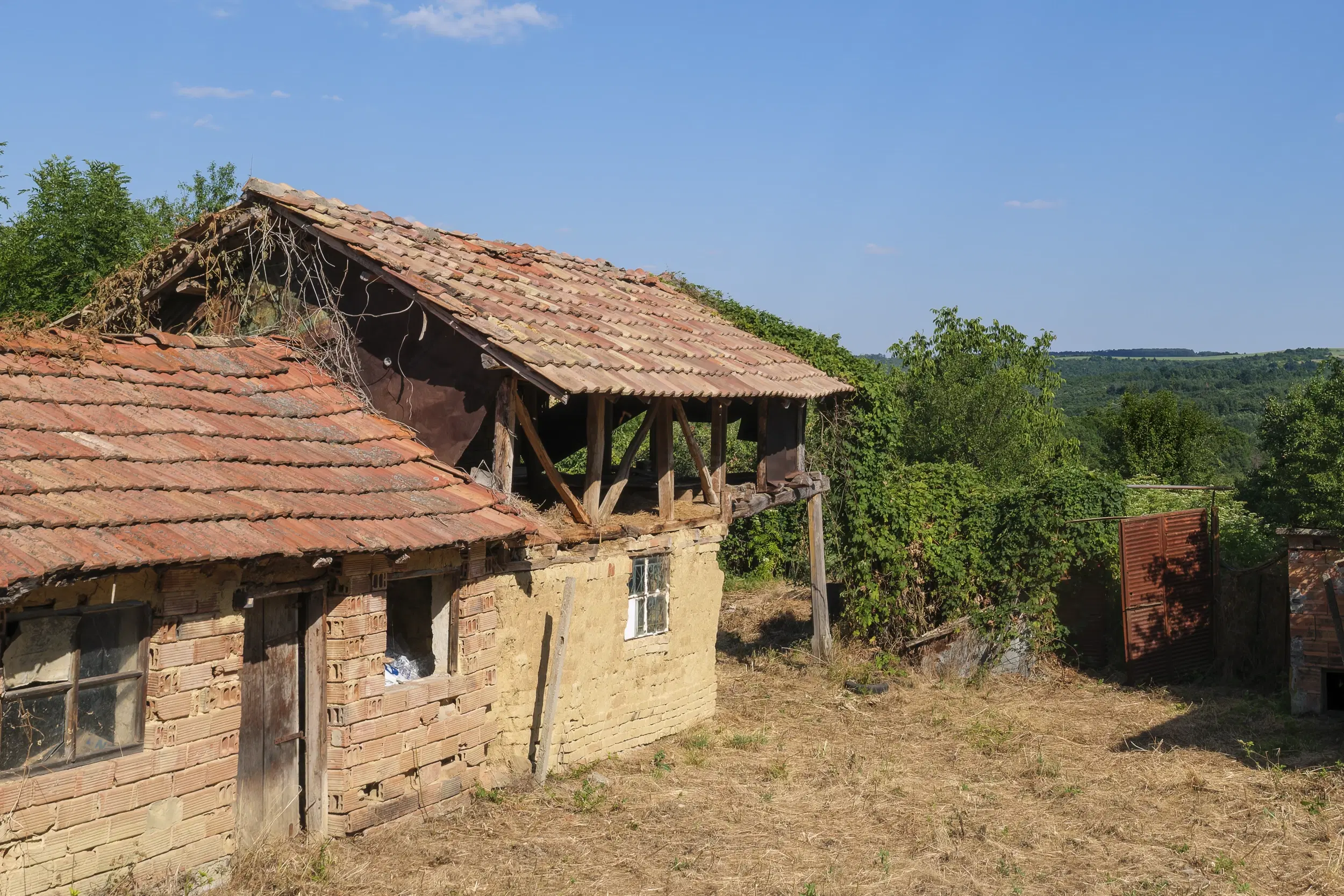 Perceel van 7.857 m² met 2-verdiepingen gezinswoning en bijgebouwen, met uitzicht nabij Veliko Tarnovo - Bulgarije