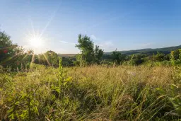 Perceel van 7.857 m² met 2-verdiepingen gezinswoning en bijgebouwen, met uitzicht nabij Veliko Tarnovo - Bulgarije