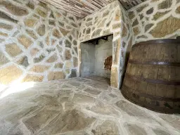 Perceel van 7.857 m² met 2-verdiepingen gezinswoning en bijgebouwen, met uitzicht nabij Veliko Tarnovo - Bulgarije