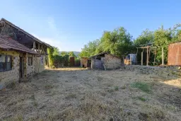 Perceel van 7.857 m² met 2-verdiepingen gezinswoning en bijgebouwen, met uitzicht nabij Veliko Tarnovo - Bulgarije