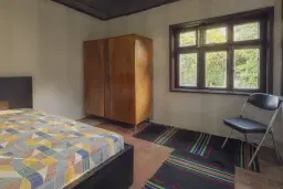 Perceel van 7.857 m² met 2-verdiepingen gezinswoning en bijgebouwen, met uitzicht nabij Veliko Tarnovo - Bulgarije