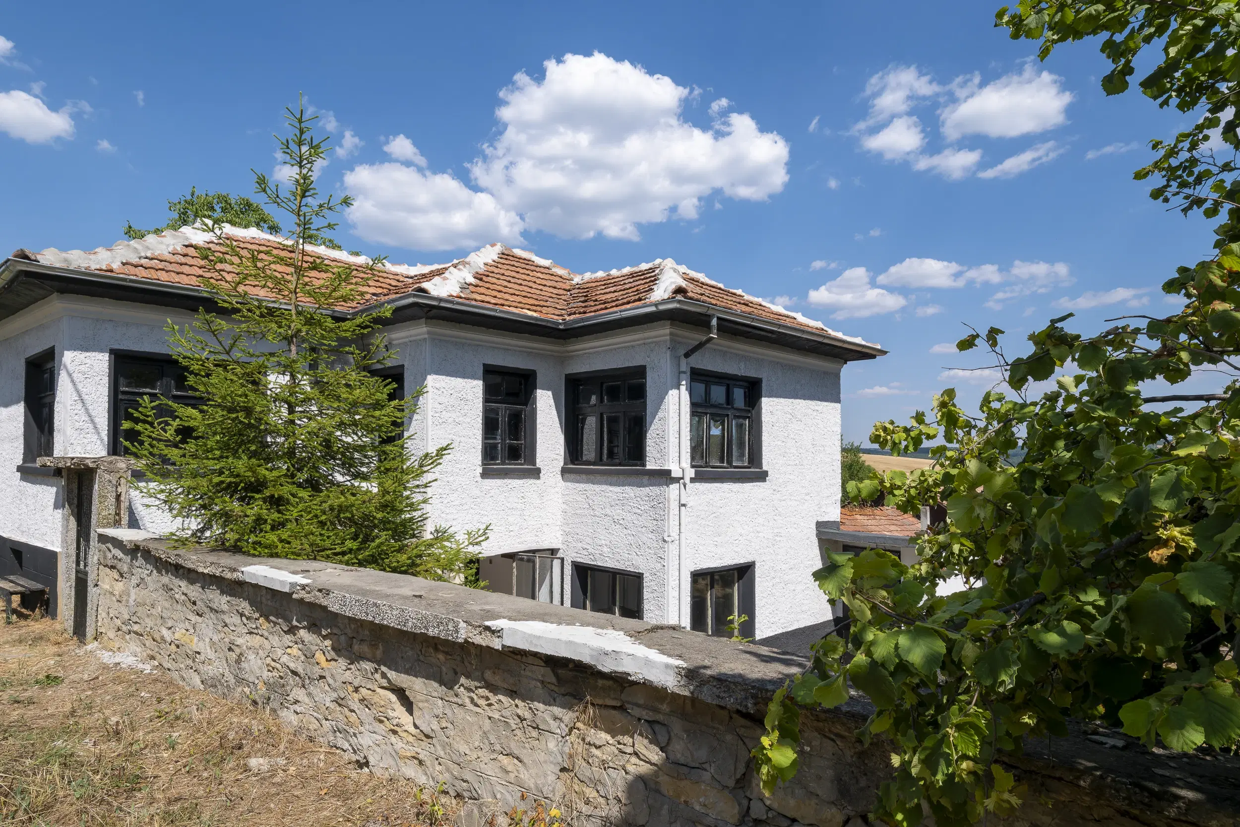 Perceel van 7.857 m² met 2-verdiepingen gezinswoning en bijgebouwen, met uitzicht nabij Veliko Tarnovo - Bulgarije