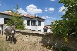 Perceel van 7.857 m² met 2-verdiepingen gezinswoning en bijgebouwen, met uitzicht nabij Veliko Tarnovo - Bulgarije