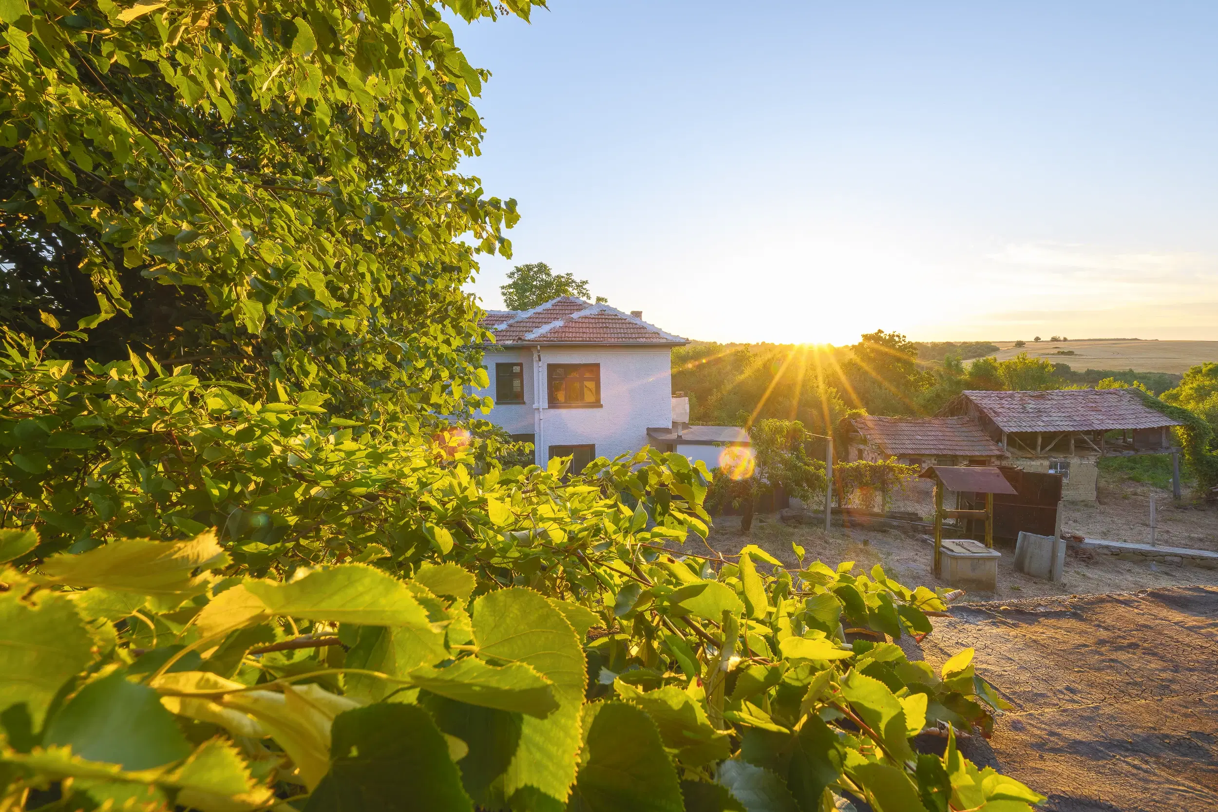 Perceel van 7.857 m² met 2-verdiepingen gezinswoning en bijgebouwen, met uitzicht nabij Veliko Tarnovo - Bulgarije