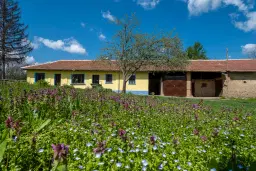 Gezinswoning op 2.090 m² perceel en bijgebouwen in Karaisen, Veliko Tarnovo - Bulgarije