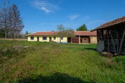 Gezinswoning op 2.090 m² perceel en bijgebouwen in Karaisen, Veliko Tarnovo - Bulgarije
