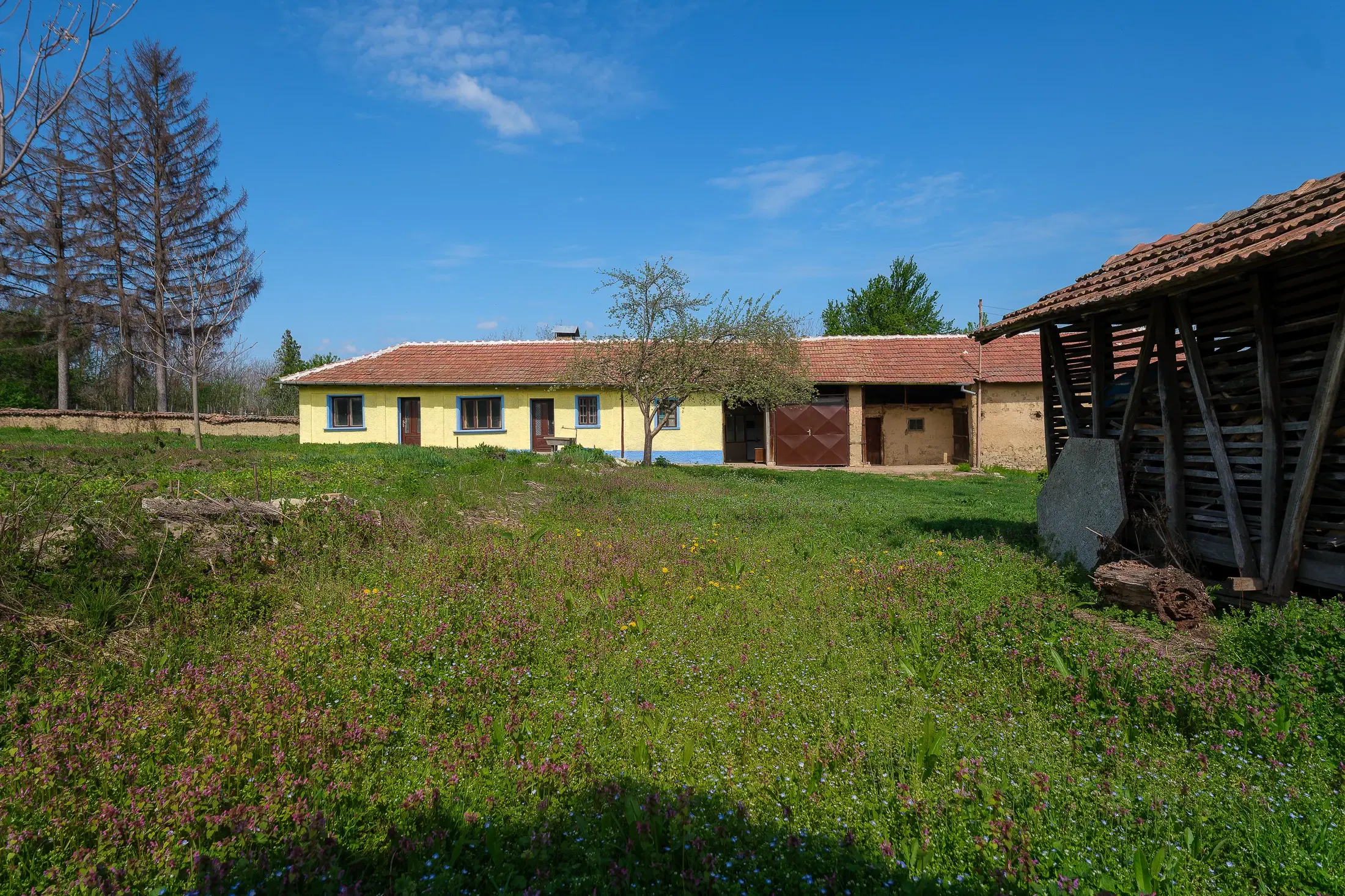 Gezinswoning op 2.090 m² perceel en bijgebouwen in Karaisen, Veliko Tarnovo - Bulgarije