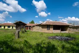 Gezinswoning op 2.090 m² perceel en bijgebouwen in Karaisen, Veliko Tarnovo - Bulgarije