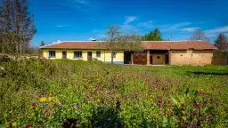 Gezinswoning op 2.090 m² perceel en bijgebouwen in Karaisen, Veliko Tarnovo - Bulgarije