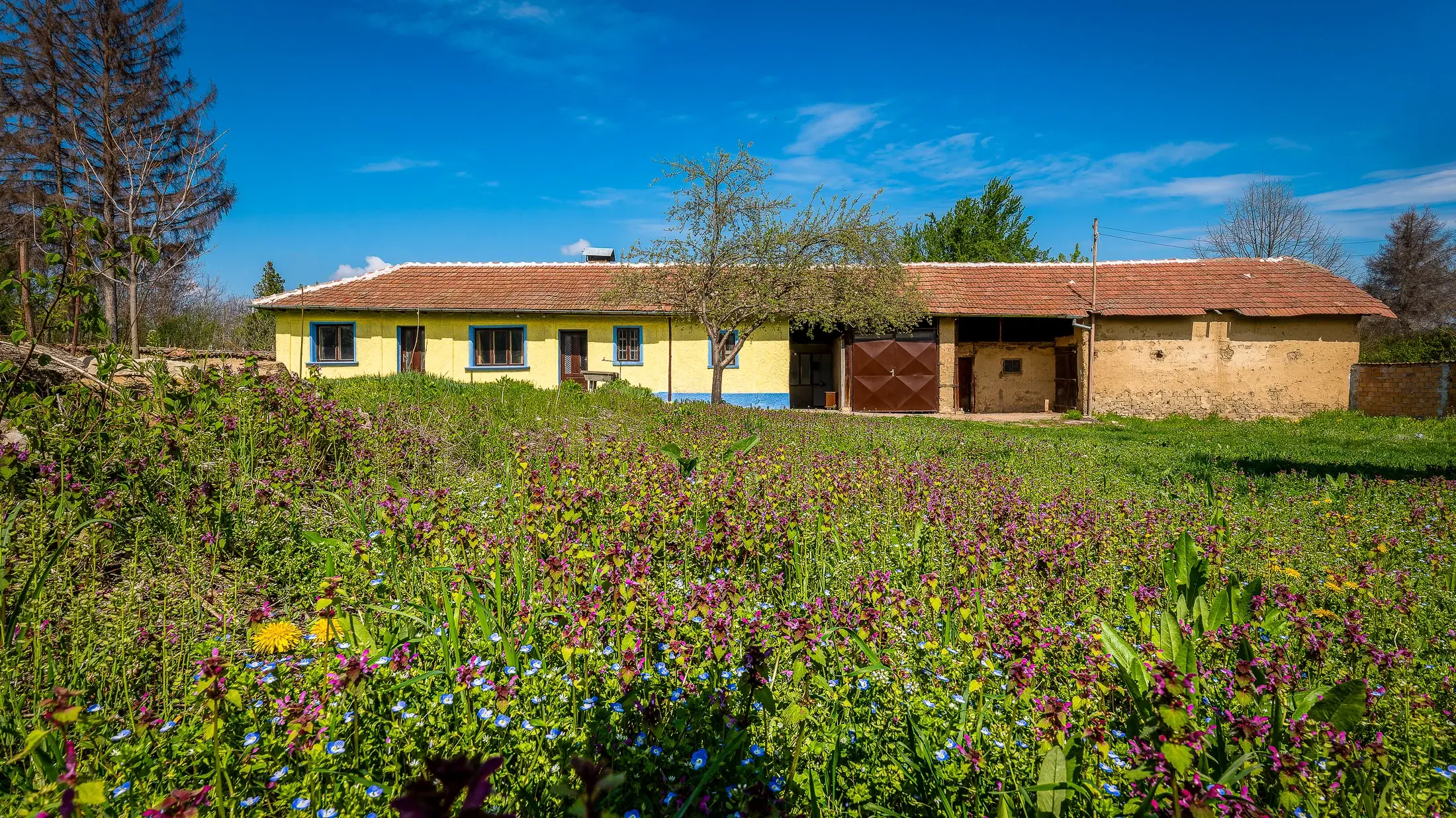 Gezinswoning op 2.090 m² perceel en bijgebouwen in Karaisen, Veliko Tarnovo - Bulgarije