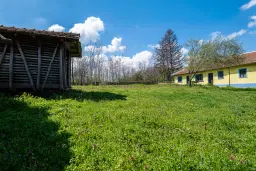 Gezinswoning op 2.090 m² perceel en bijgebouwen in Karaisen, Veliko Tarnovo - Bulgarije