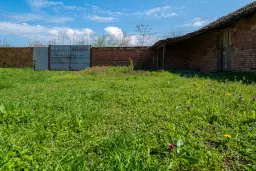 Gezinswoning op 2.090 m² perceel en bijgebouwen in Karaisen, Veliko Tarnovo - Bulgarije
