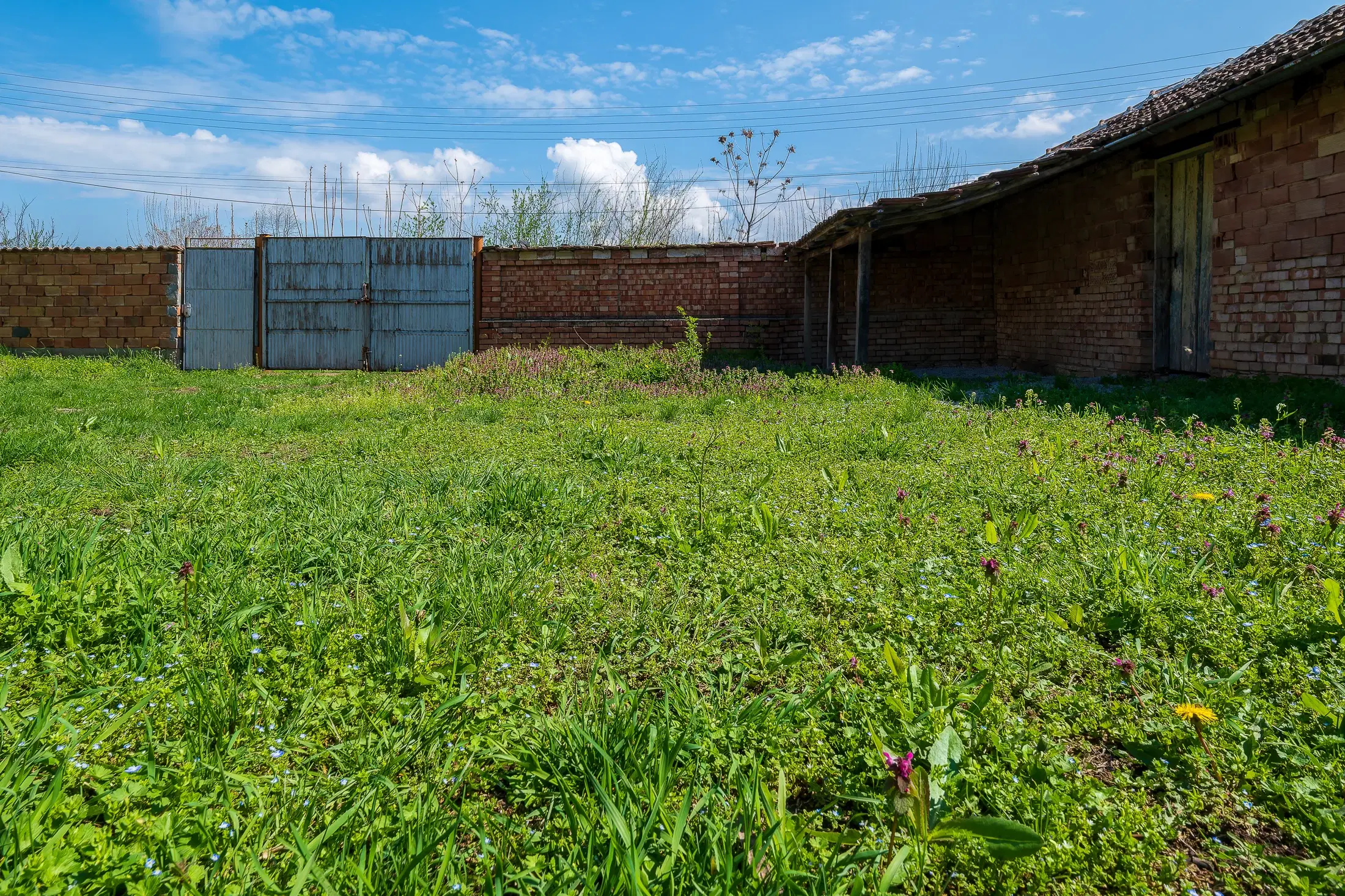 Gezinswoning op 2.090 m² perceel en bijgebouwen in Karaisen, Veliko Tarnovo - Bulgarije