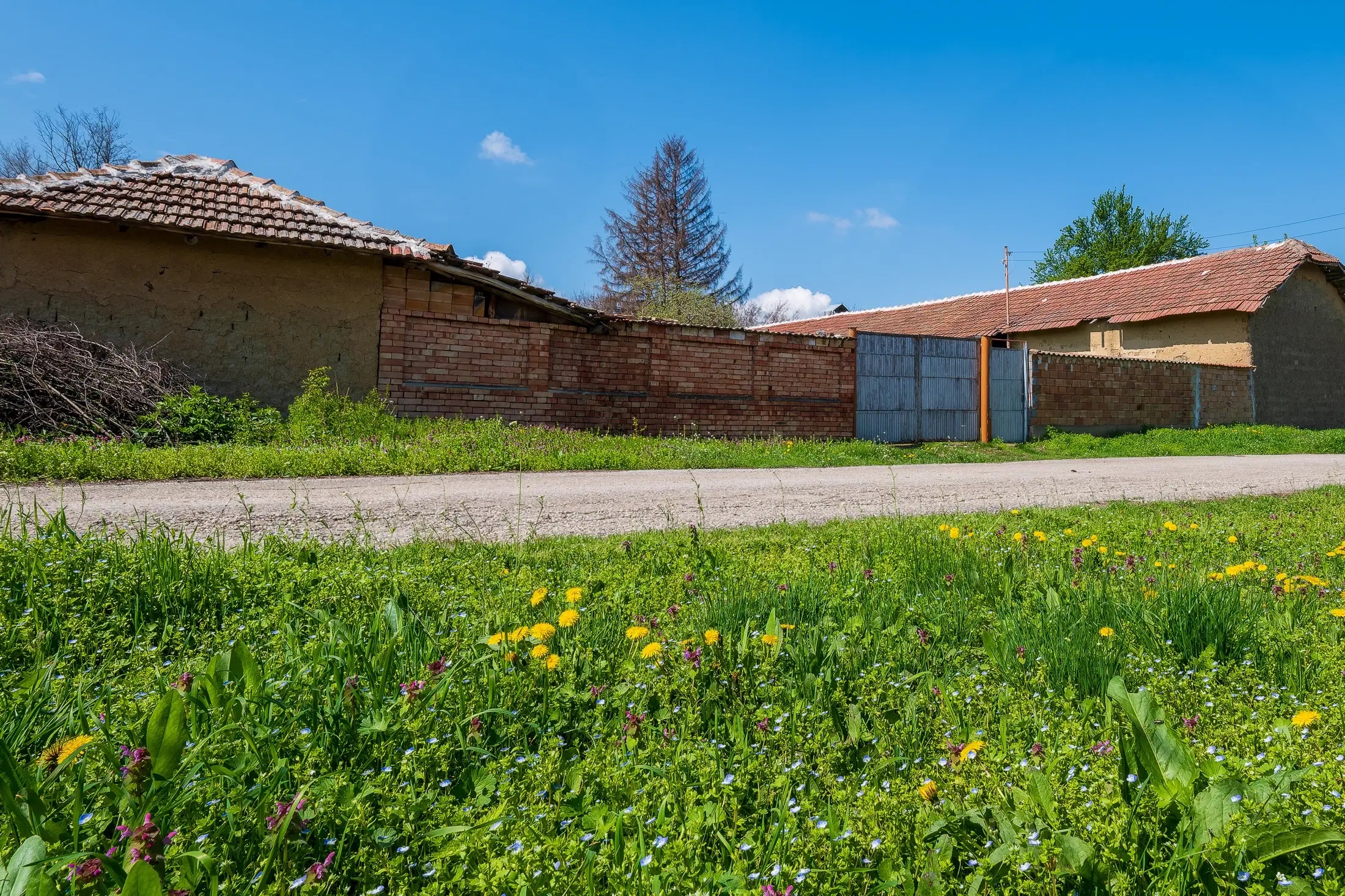 Gezinswoning op 2.090 m² perceel en bijgebouwen in Karaisen, Veliko Tarnovo - Bulgarije