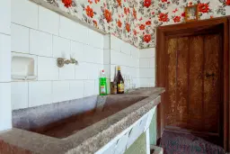 Gezinswoning op 2.090 m² perceel en bijgebouwen in Karaisen, Veliko Tarnovo - Bulgarije