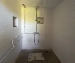 Gezinswoning op 2.090 m² perceel en bijgebouwen in Karaisen, Veliko Tarnovo - Bulgarije