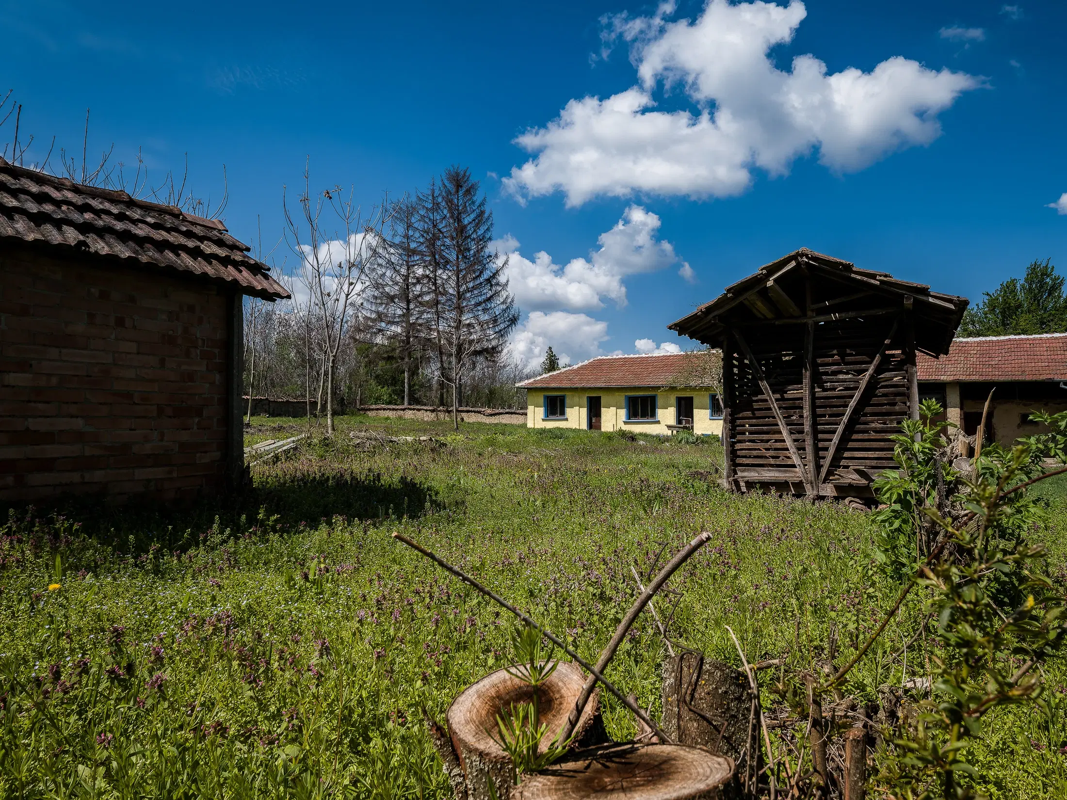 Gezinswoning op 2.090 m² perceel en bijgebouwen in Karaisen, Veliko Tarnovo - Bulgarije