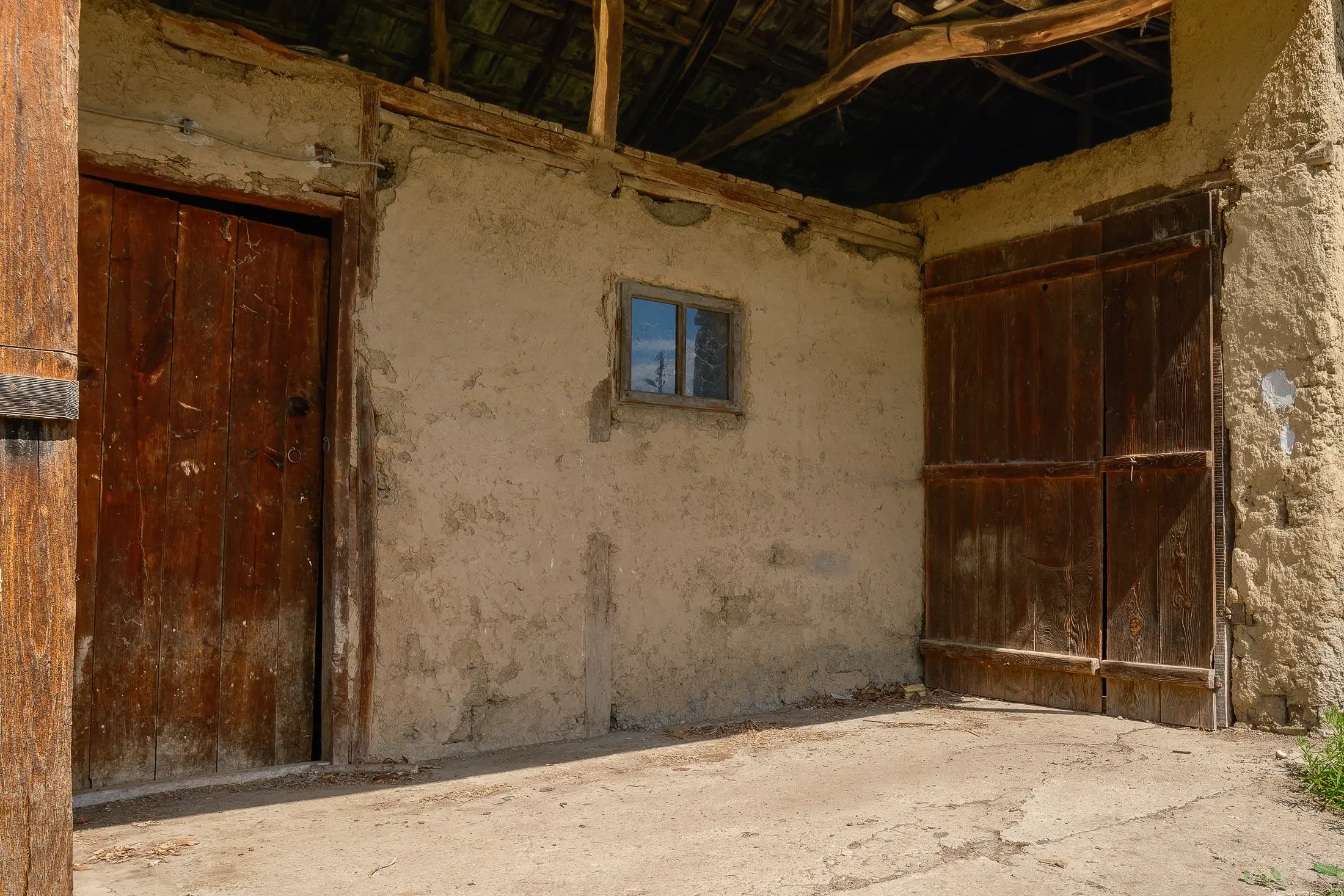 Gezinswoning op 2.090 m² perceel en bijgebouwen in Karaisen, Veliko Tarnovo - Bulgarije