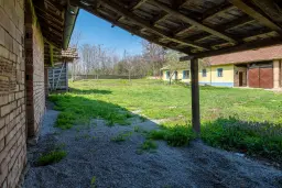Gezinswoning op 2.090 m² perceel en bijgebouwen in Karaisen, Veliko Tarnovo - Bulgarije