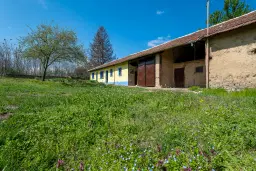 Gezinswoning op 2.090 m² perceel en bijgebouwen in Karaisen, Veliko Tarnovo - Bulgarije