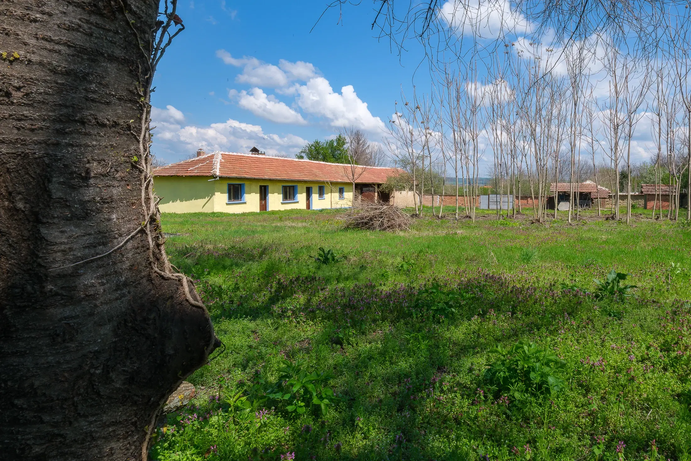 Gezinswoning op 2.090 m² perceel en bijgebouwen in Karaisen, Veliko Tarnovo - Bulgarije