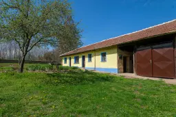 Gezinswoning op 2.090 m² perceel en bijgebouwen in Karaisen, Veliko Tarnovo - Bulgarije