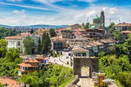 Gezinswoning op 2.090 m² perceel en bijgebouwen in Karaisen, Veliko Tarnovo - Bulgarije