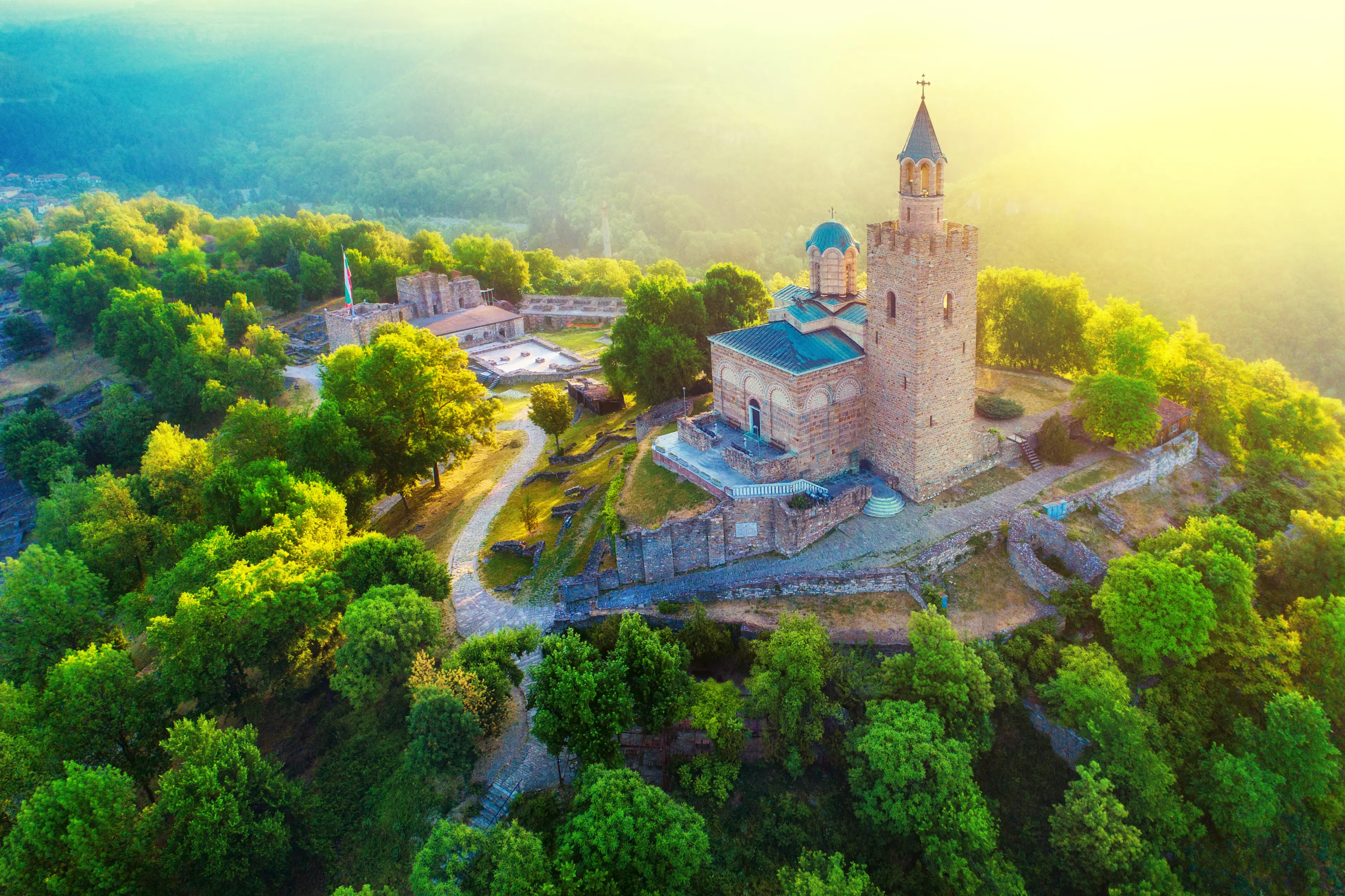 Gezinswoning op 2.090 m² perceel en bijgebouwen in Karaisen, Veliko Tarnovo - Bulgarije