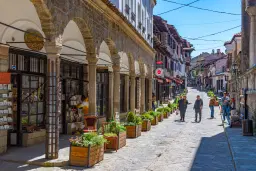 Gezinswoning op 2.090 m² perceel en bijgebouwen in Karaisen, Veliko Tarnovo - Bulgarije