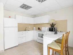 3 one-bedroom apartments (A-8) gelegen in Tower Building van Rainbow Beach Club te Cupecoy (Sint Maarten)