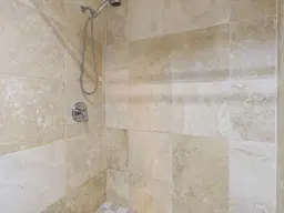 3 one-bedroom apartments (A-8) gelegen in Tower Building van Rainbow Beach Club te Cupecoy (Sint Maarten)