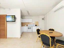 3 one-bedroom apartments (A-8) gelegen in Tower Building van Rainbow Beach Club te Cupecoy (Sint Maarten)