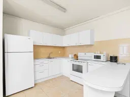 3 one-bedroom apartments (A-8) gelegen in Tower Building van Rainbow Beach Club te Cupecoy (Sint Maarten)