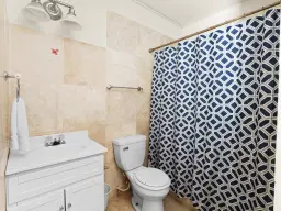 3 one-bedroom apartments (A-8) gelegen in Tower Building van Rainbow Beach Club te Cupecoy (Sint Maarten)