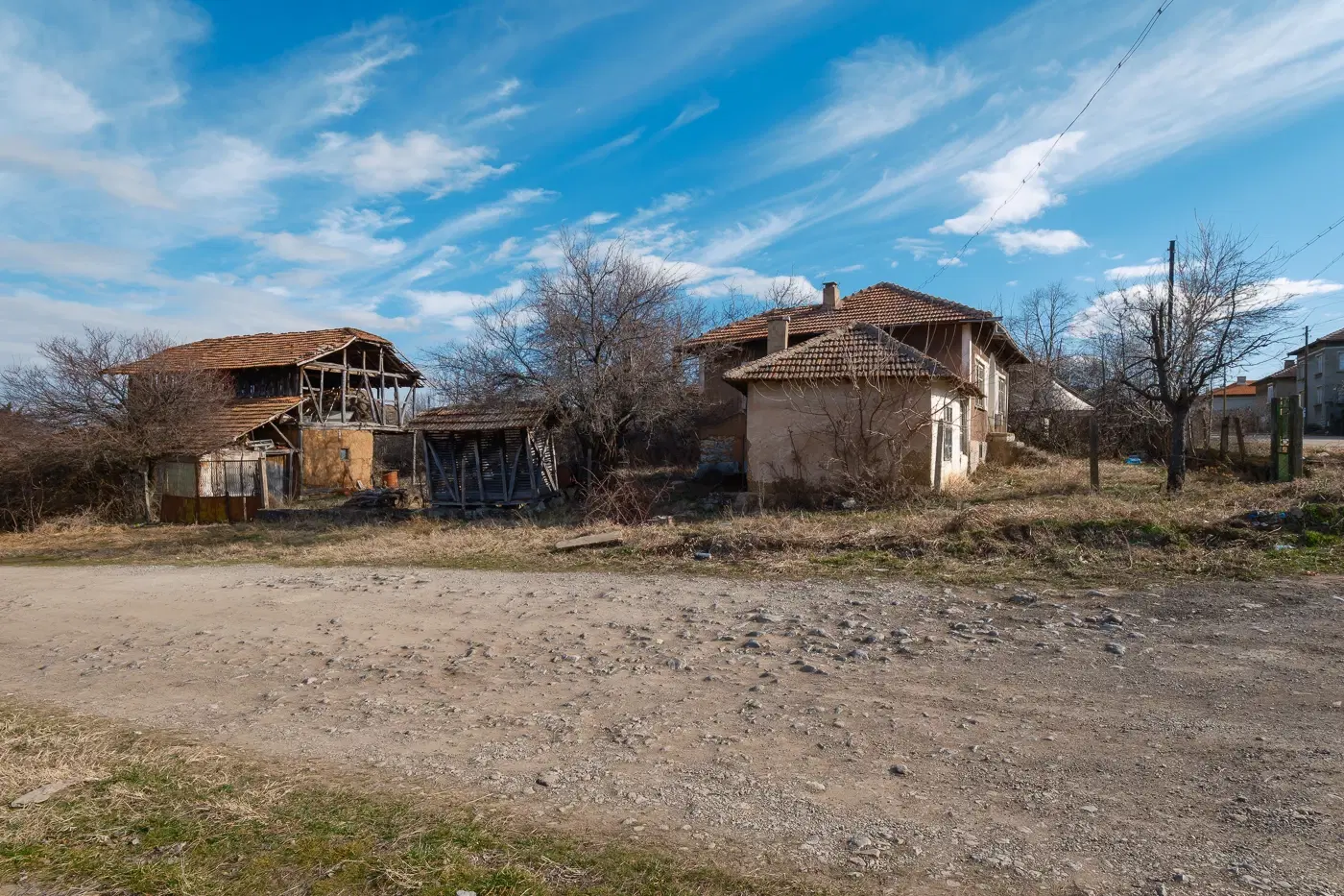 Huis met 1.578 m2 grond en bijgebouw in Belotintsi (Montana) - Bulgarije